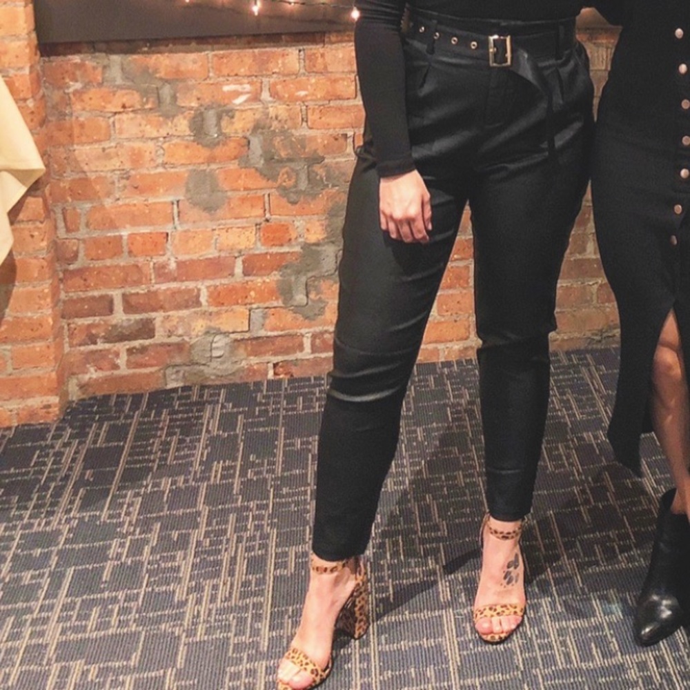 Faux leather pant with belt